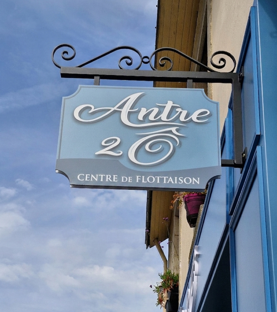 Enseigne en drapeau sur la devanture du centre de flottaison Antre2o